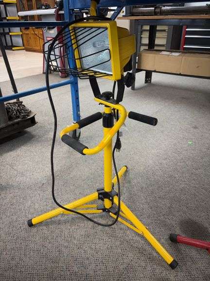 halogen work light with a tripod image