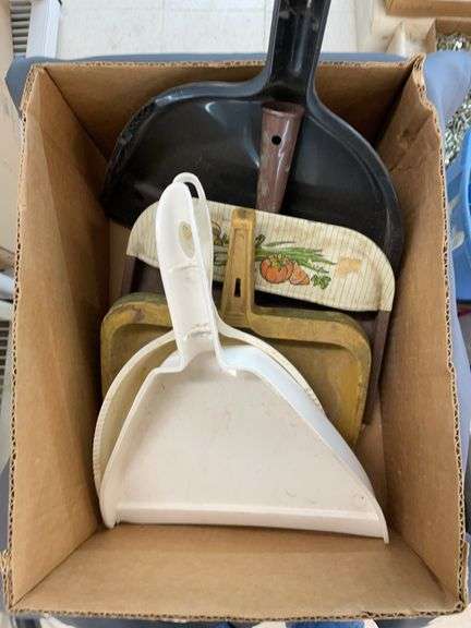 One box of five dust pans image