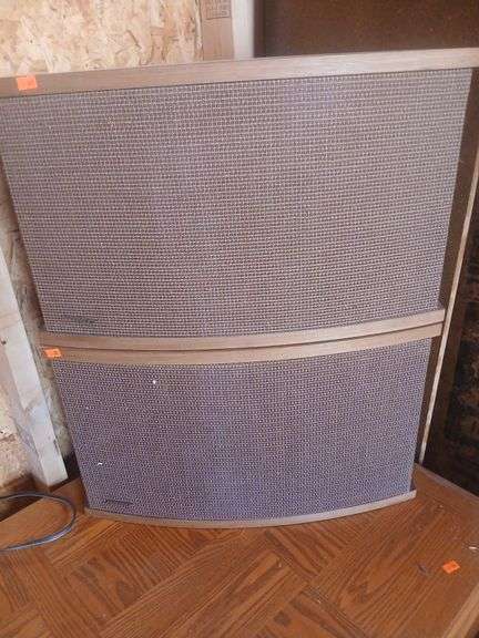 Set of bose 901 speakers. image