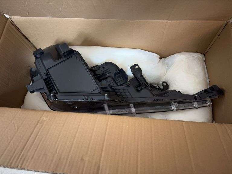 Left headlight for a 2014-2016 RAV4 image