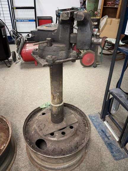 heavy-duty bench vise with stand image