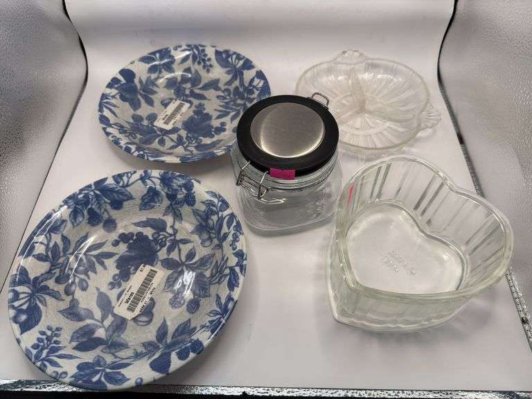 Sorted bowls, plates, and containers image