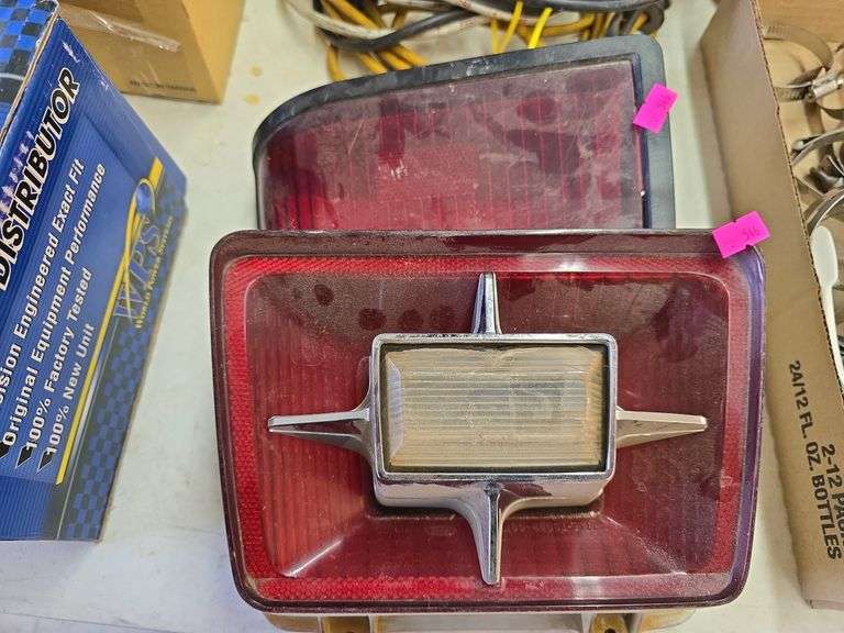 2 Tail Lights, Model Unknown image