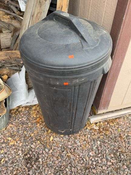 Plastic trash can with lid image