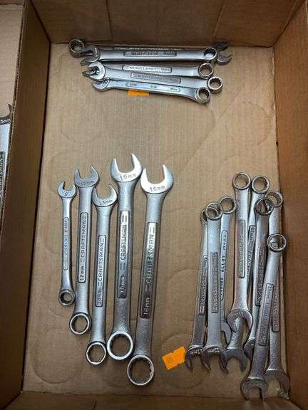 Flat of wrenches sizes in description image