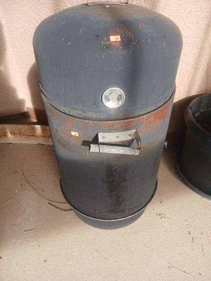 Charcoal grill / smoker image