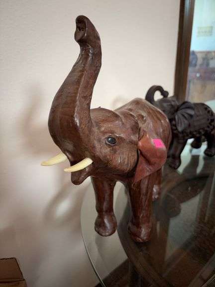 Elephant figurine image
