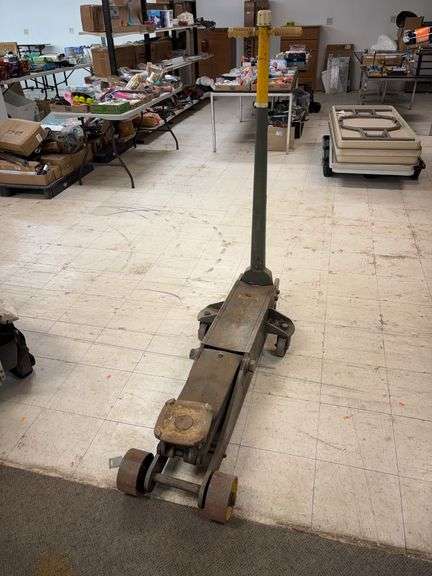 10 ton heavy-duty hydraulic floor jack image