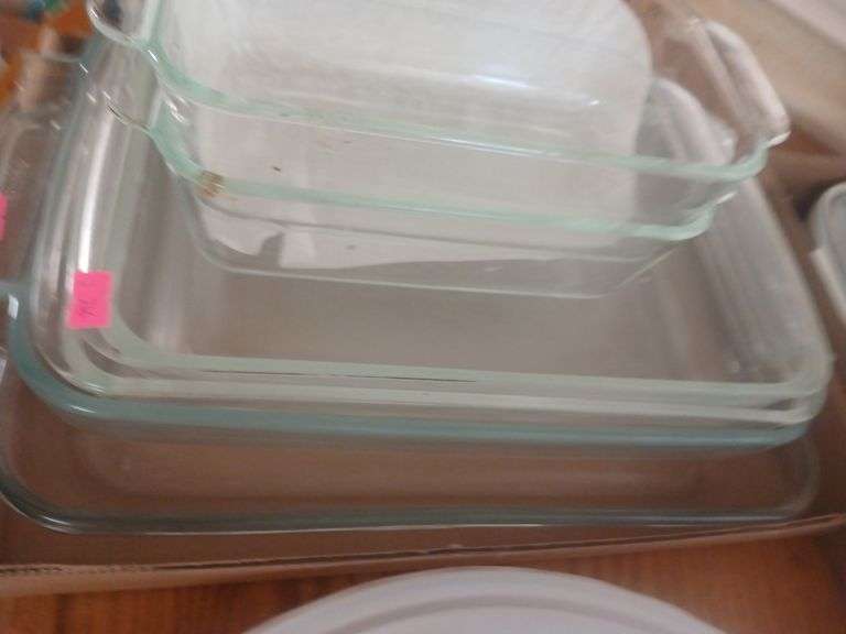 Pyrex cooking dishes. image