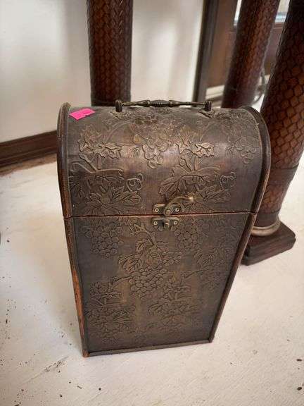 Wooden wine box image