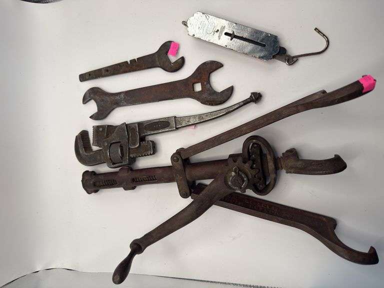 Split rim, spreader, pipe, branch, scale, wrenches image