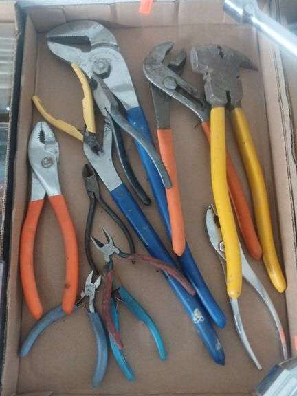 Flat of pliers/cutters. image
