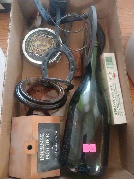 Flat of misc decor. image