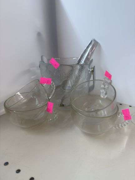Glass cups & ice bucket image