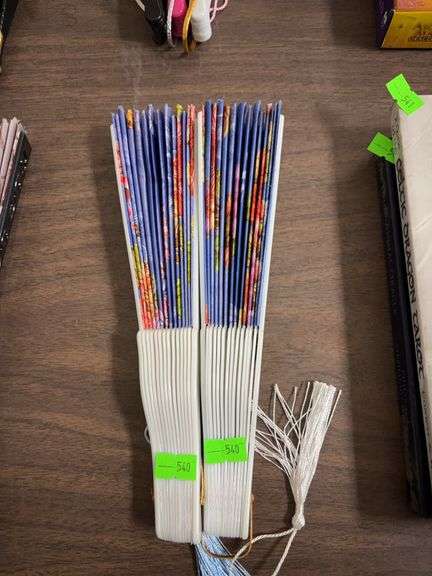 2 hand fans image