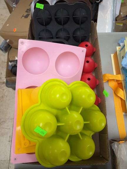 Box of silicone molds image