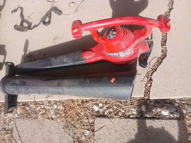 Toro electric leaf blower. image