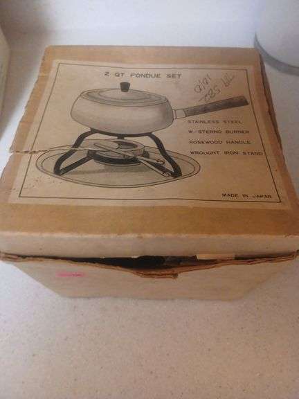 2 QT fondue set. image