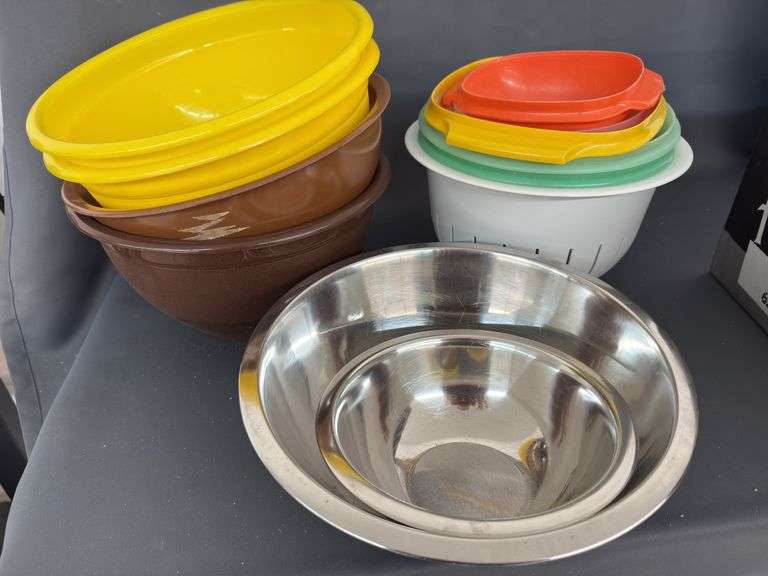 Assorted mixing bowls and storage bowls image