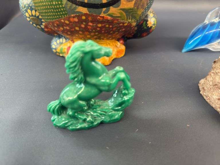 Miscellaneous ornamental nicknacks, recording Glass dolphin, Glass, bird, sculpted, bird, sculpted, dog, green resin stallion, porcelain frog