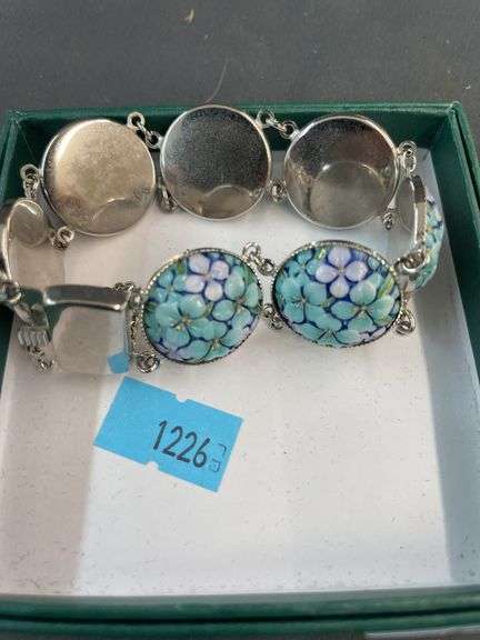 Costume jewelry (bracelet)