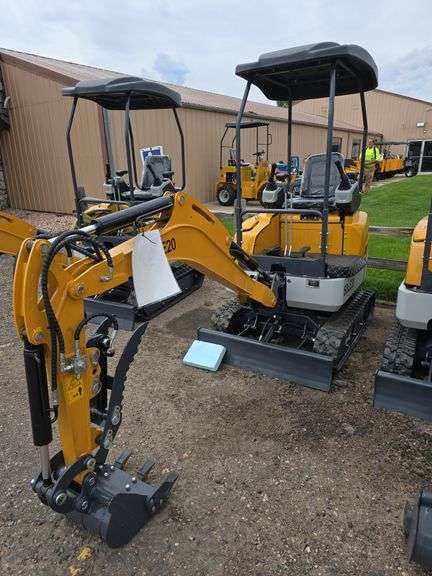 SDLE20 Mini excavator with hydraulic thumb and  Diesel Yanmar Engine