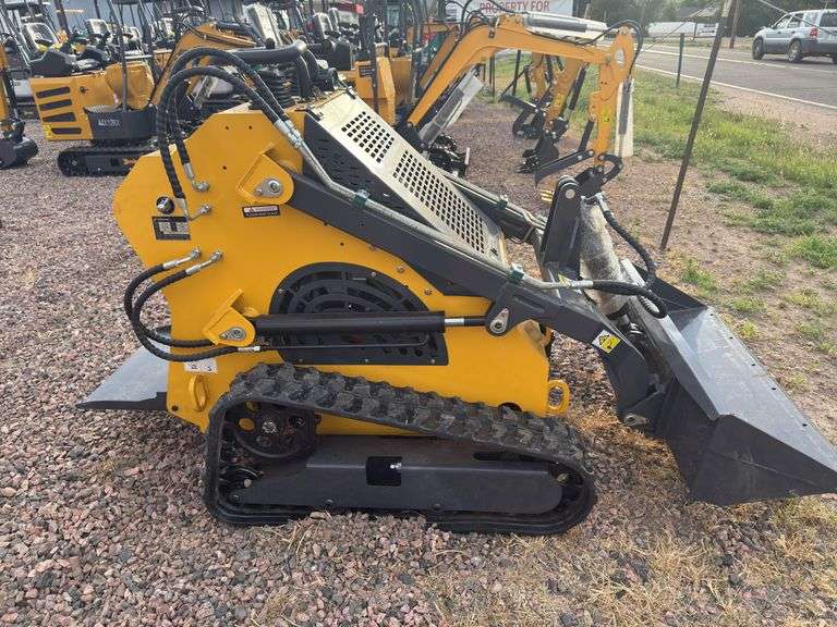 Landhero mini skid steer 739CC image