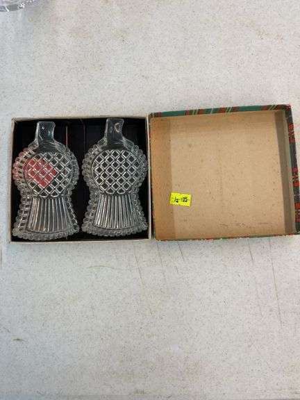 Pair of Glass Pineapple Salt and Pepper Shakers with Box