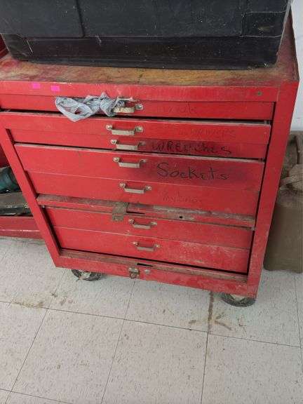 Rolling tool chest with contents image