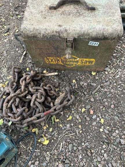 Chain and skill saw image