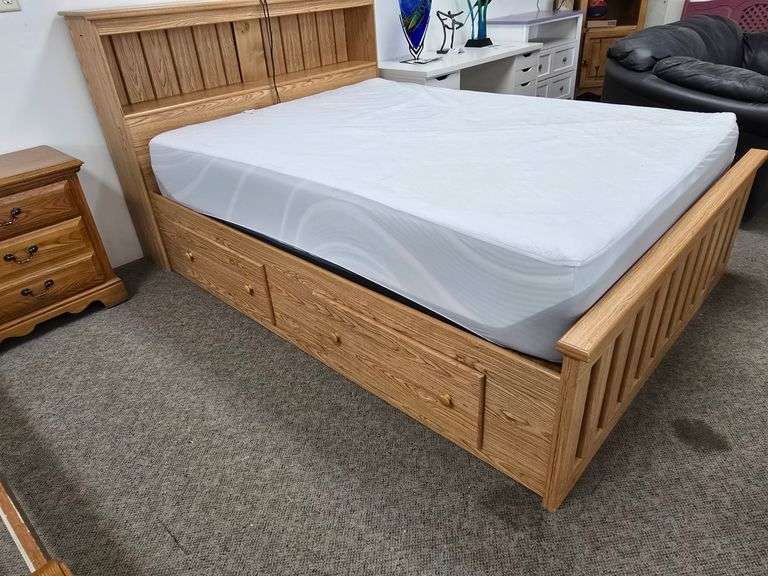 Queen Oak Bed Set image