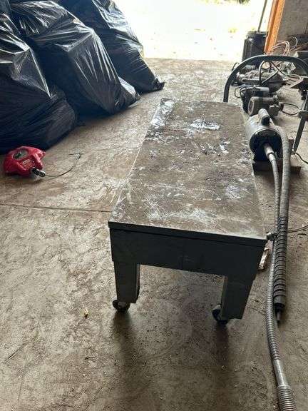 Metal rolling bench