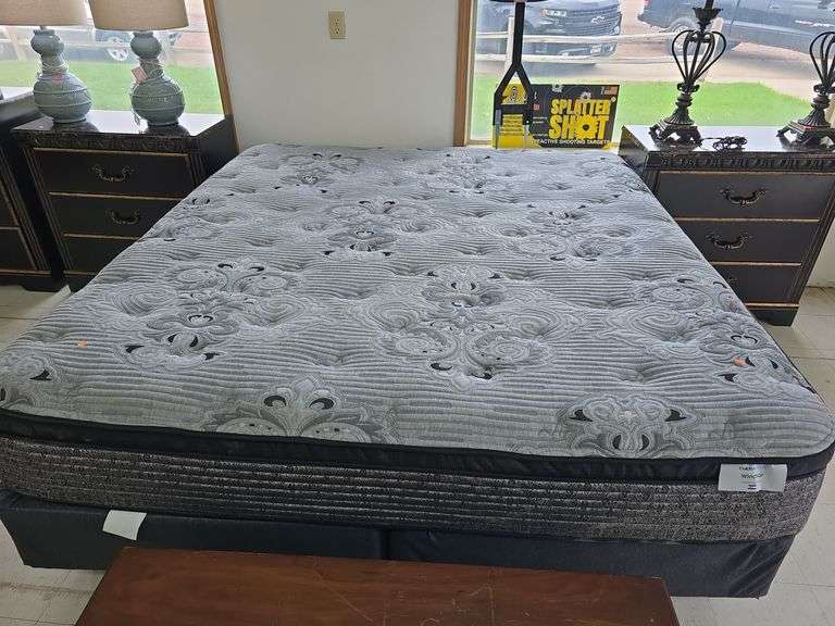 King Sized Bedroom set, 2 night stands and 2 dressers image