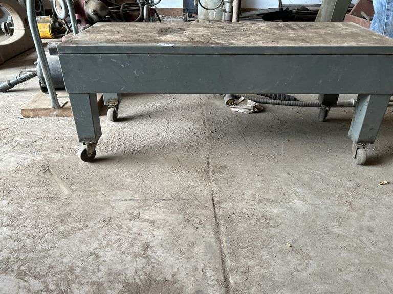 Metal rolling bench