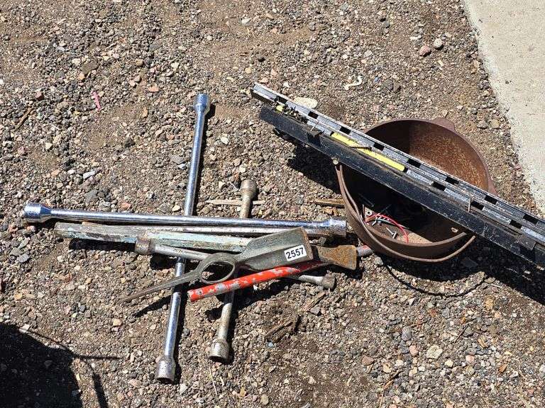 Mixed Lot of Automotive Tools and Accessories image