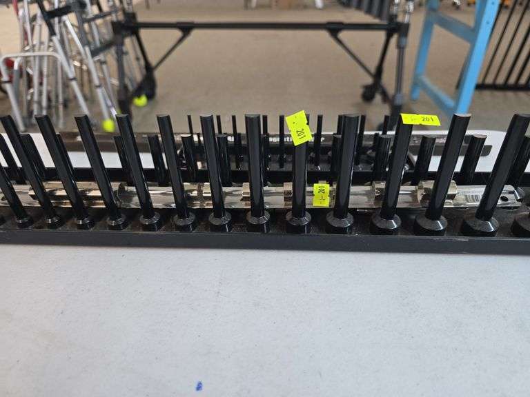 Socket Rackets, Magnet