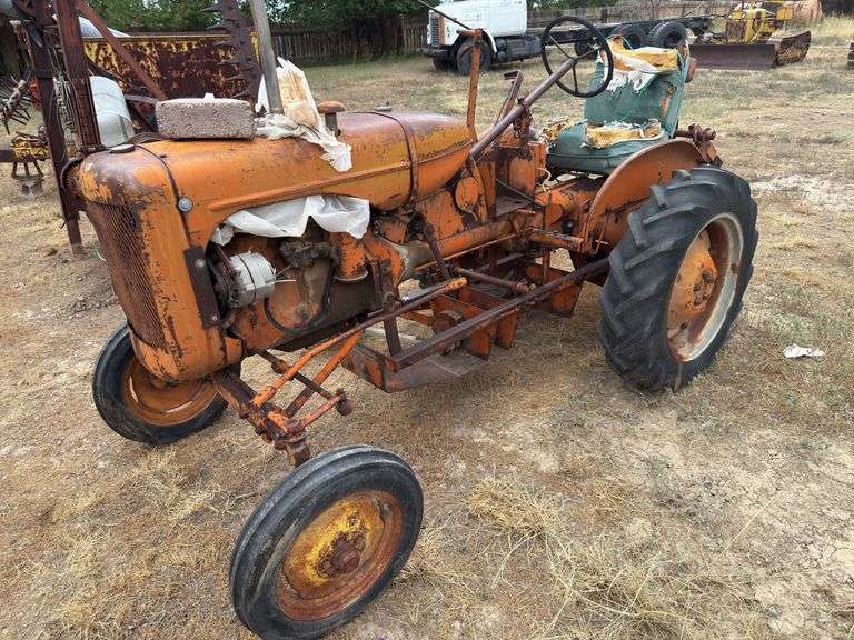 Allis
Chalmers tractor image