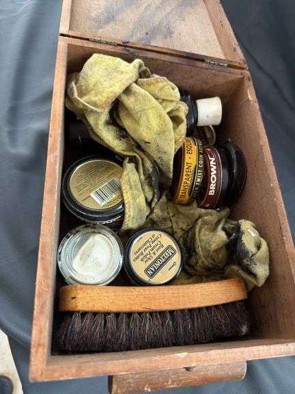 Shoe shining kit image