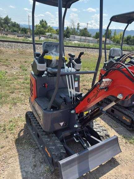 2025 CFG MX15RX Mini Excavator — 13.5 HP Gas, Hydraulic Thumb