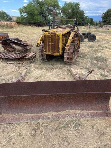 D2 caterpillar dozer w/ blade