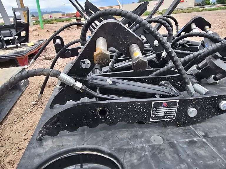 New IRETC Hydraulic Thumb Clamp image