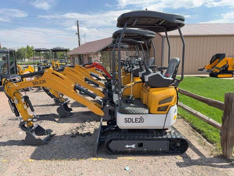 SDLE20 Mini excavator with hydraulic thumb and  Diesel Yanmar Engine image