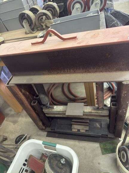Press brake. No bottle jack image