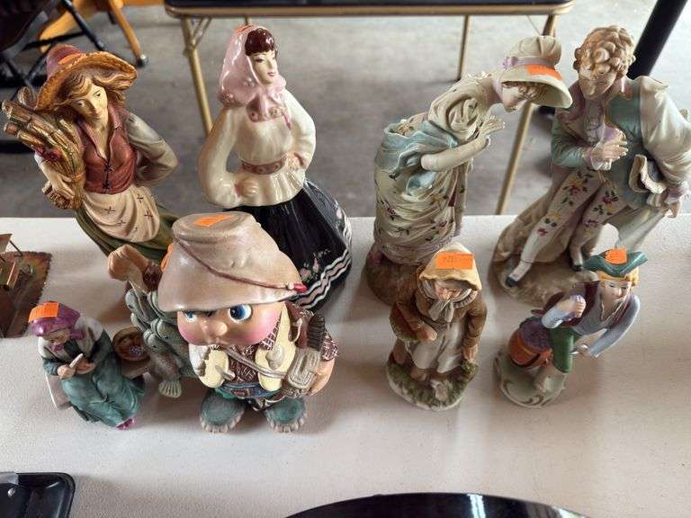 8 figurines image