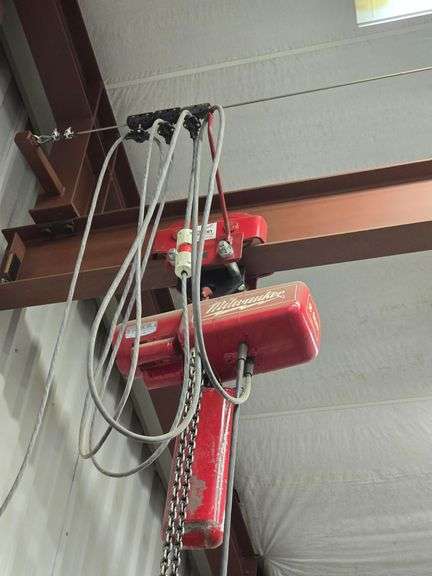 Milwaukee 2 Ton Chain Hoist image
