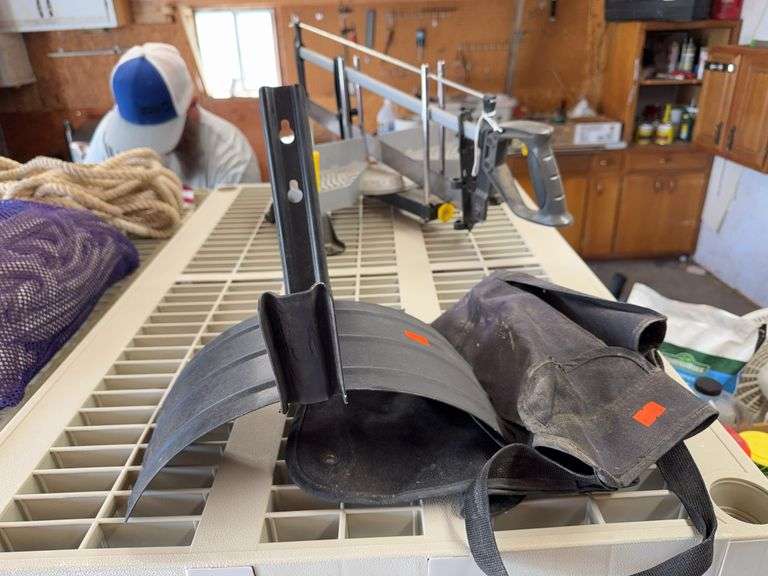 Hose room mount for house pool belt image