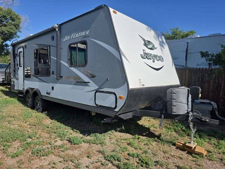 2016 Jayco Jay Feather 22' Bumper Pull Camper Trailer (Titled) image