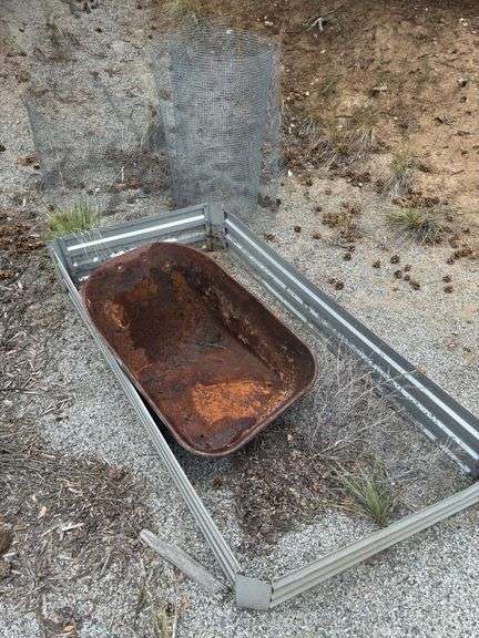 Garden bed, wheel barrow bed, wire mesh image