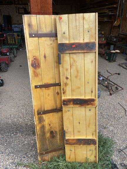 Set of saloon doors with hardware image
