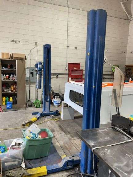 7000 pound rotary two post lift image